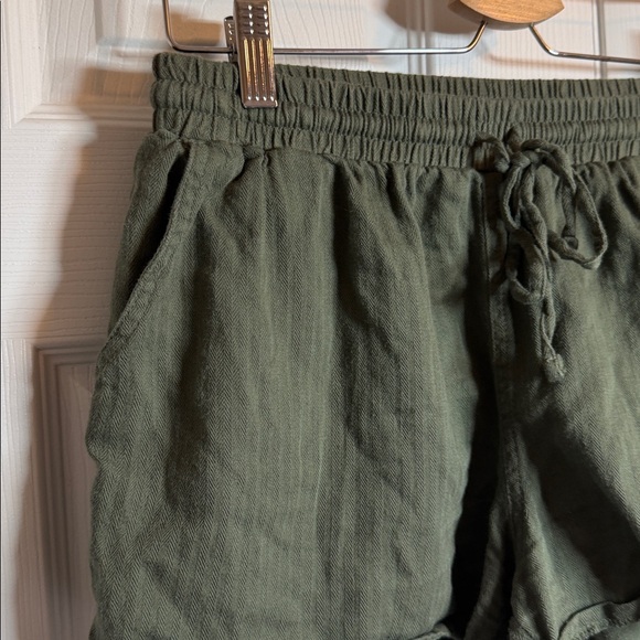 Universal Thread Linen Green Shorts - Picture 2 of 4